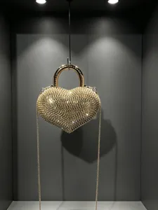 Elegante borsa a tracolla da sera a forma di cuore con strass brillanti e catena dorata.