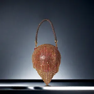 Détail raffiné de sac de soirée en strass avec des cristaux et un design luxueux.