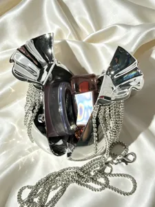 Silberne Bonbon Abendtasche mit Strassfransen und Metallkette, exquisite Detailansicht.