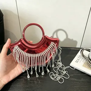 Rote metallische Mini-Abendtasche mit funkelnden Strassfransen und abnehmbarer Kette.