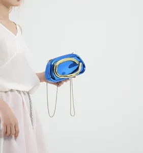 Glänzende blaue Acryl-Umhängetasche mit Goldgriff, elegante Abendtasche für Partys.