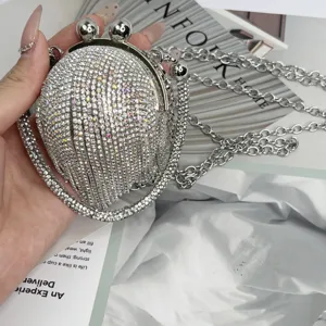 Detailansicht der glitzernden Strass-Kugeltasche mit schickem Metall-Kussverschluss-Design.