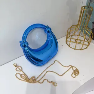 Glänzende blaue hohle Ring Handtasche Detail, edles glänzendes Acryl mit goldener Kette.