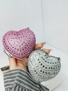 Nahaufnahme der glitzernden Strass-Herz-Minitasche, edle Kristallbesätze, modisches Detail.
