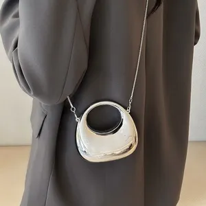 Nahaufnahme Detailaufnahme einer stilvollen metallischen Mini-Umhängetasche mit Blazer.