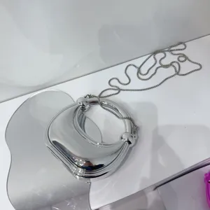 Silberne metallic Mini Handtasche Detailansicht mit glänzendem Rundgriff und feiner Kette.