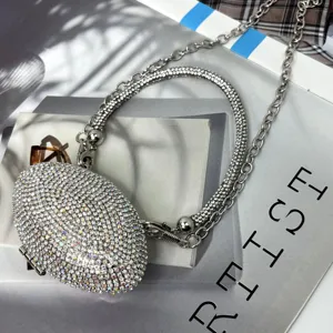 Elegante Strass-Abendtasche in Ovaleform mit Metallkette und funkelndem Kristall-Griff-Detail.