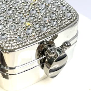 Zilveren strass avondtas clutch met bijensluiting en harde shell cosmetische opbergdoos.