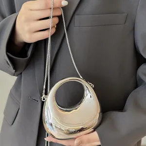 Detailaufnahme der silbernen Hartakryl Mini Dumpling Umhängetasche mit feiner Kette.