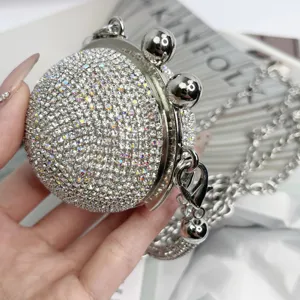 Nahaufnahme der luxuriösen runden Strass-Minitasche mit funkelnden Kristallverzierungen im Detail.