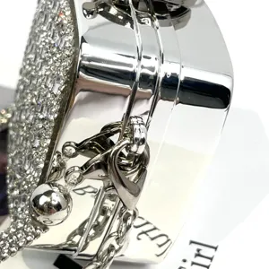 Gedetailleerd overzicht van de strass mini schoudertas met metalen ketting en glitteroppervlak.