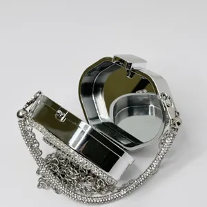 Detailansicht der silbernen metallischen Strass-Clutch Tasche mit Kette und integriertem Spiegel.