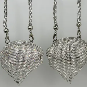 Detailansicht der luxuriösen Strass-Minitasche mit Kristallfransen und Metallbeschlägen.