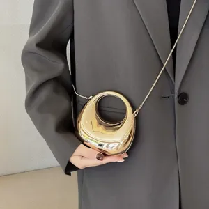 Glänzende goldene harte Acryl-Mini-Knödel-Umhängetasche mit schickem Kettendetail.