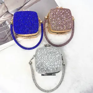 Close-up van glinsterende strass mini crossbody tassen met metalen frames en kristallen riemen.