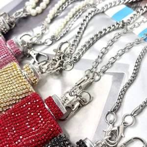 Strass Flachmann Schlüsselanhänger Minitasche, glitzerndes Kristall Design, modisches Accessoire.