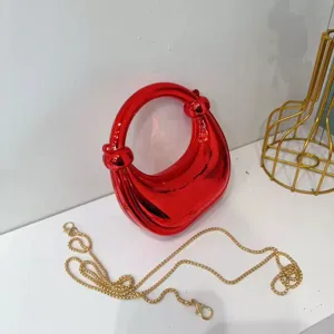 Glänzende rote metallische Kreis Mini Handtasche Detailaufnahme mit goldener Kette.