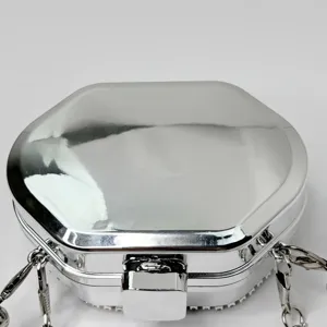 Silberne metallische hexagonale Mini-Umhängetasche, stylische Acryl-Kosmetiktasche für Frauen.