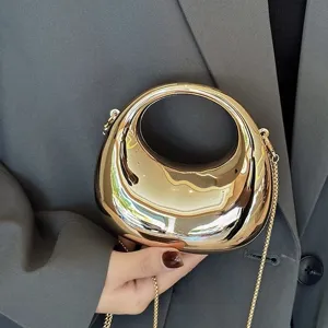 Goldene metallische Acryl Mini Dumpling Umhängetasche, schicke Henkeltasche für Damen Mode.