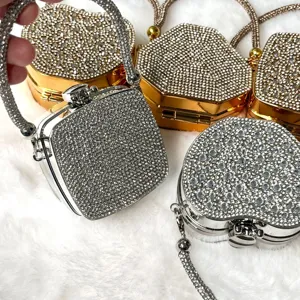 Mini Strass Kristall Abend Clutch Tasche metallische Hartschale Crossbody Detail Ansicht.