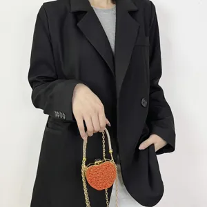 Detailaufnahme der Mini-Apfel-Handtasche aus Strass, glitzernde Steine, goldene Kette.