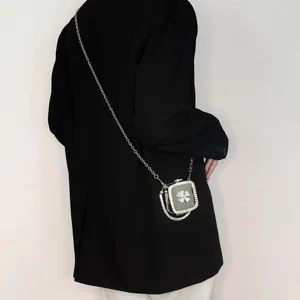 Elegante borsa a tracolla in strass con catena e motivo a trifoglio, perfetto per ogni stile.