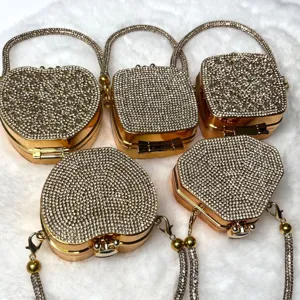 Detailaufnahme der Mini Strass Abendtasche, glitzernde Kristall Umhängetasche Damen.