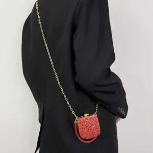 Rode pailletten mini schoudertas, glanzende strass clutch met ketting detailweergave.