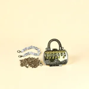 Mini Strass-Handtasche mit Kristall- und Goldkette, exquisites Deko-Accessoire.