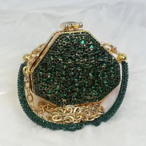 Elegante dunkelgrüne Strass Abendtasche mit Goldkette, luxus Detailansicht für Damen.