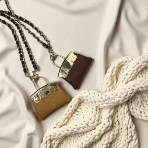 Mini sac bandouliere en cuir PU avec garniture metallique et chaine vue de detail.