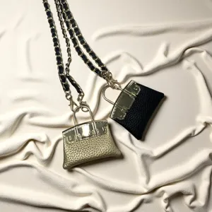 Mini sac à main pendentif en cuir PU avec chaîne, détails exquis et design élégant pour femmes.