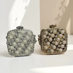 Mini Strass Acryl Box Tasche mit Perlen, stylisches Umhängetasche Mode Accessoire Detail.