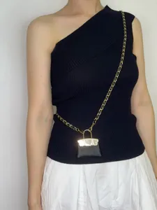 Détail de mini sac à main en PU, sac ceinture tendance et mini sac bandoulière chic.