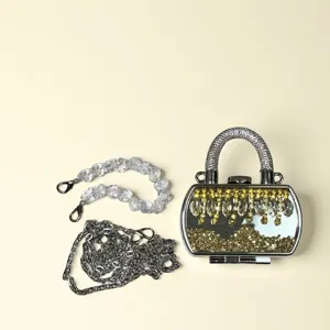 Detailansicht der Mini-Kristallhandtasche mit abnehmbaren Perlen- und Metallkettenriemen