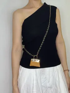 Vue détaillée du mini sac en cuir PU pendentif collier chaîne métallique pour femme.