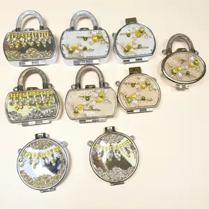 Nahaufnahme von glitzernden Strass-Dekor Mini-Handtaschen als Kompaktspiegel und Dosen.