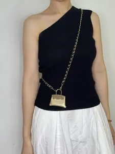 Vue détaillée d'un mini sac bandoulière chaîne dorée montrant son artisanat exquis.