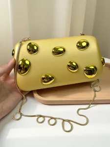 Schicke gelbe zylindrische Acryl-Umhängetasche mit goldenen Kieselsteinen und Kette.