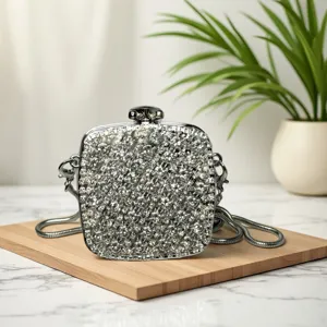 Detailansicht einer funkelnden Mini Strass Box Umhängetasche, elegante Abendtasche für Partys.
