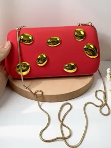 Rote Acryl Umhängetasche für Handy mit goldenen Punkten und Kette stylisches Design