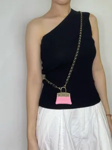 Vue détaillée d'un mini sac à main élégant en cuir PU rose avec bandoulière à chaîne dorée.