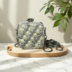 Detailansicht einer luxuriösen quadratischen Clutch mit Perlen und Strass für elegante Abende.