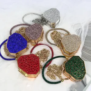 Detailansicht der Strass Abendtasche, farbige Kristall Handtasche Präsentation glitzernd.