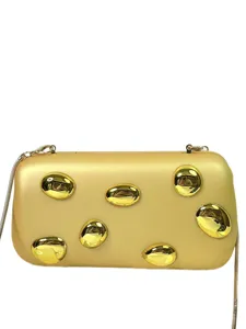 Goldene Acryl Handtasche für Damen mit goldenen Metallic Nieten und eleganter Metallkette.