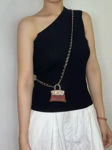 Détail de mini sac bandoulière en cuir PU, style sac miniature luxueux pour tenue quotidienne.