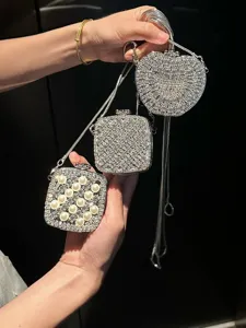 Detailaufnahme der Mini Acryl Box Tasche mit strahlenden Strasssteinen und edlen Perlendetails.