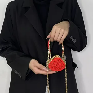 Rote Strass Mini Abendtasche mit goldener Kette, elegante Luxus Kristall Handtasche Clutch.