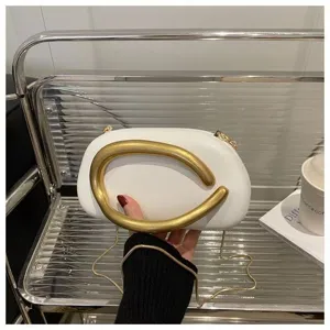 Sac bandoulière blanc élégant avec poignée incurvée dorée et chaîne pour femmes.
