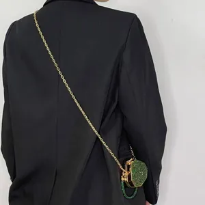 Elegante grüne Strass-Mini-Abendtasche mit goldener Kette Detail, stilvolles Party-Accessoire.